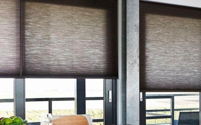 TEXTILNÍ ROLETKY Textilní rolekty dávají možnost dokonalého celkového stínícího efektu v návaznosti na architektonické řešení interiérů a jsou ideálním dekoračním i praktickým doplňkem. Široká nabídka látek a typů ... Více o produktu